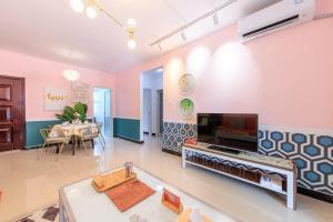 a living room with a table and a fireplace at Baoding Lianchi·Baoding East Station· Locals Apartment 00163450 in Baoding