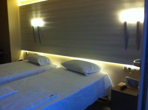 Postel nebo postele na pokoji v ubytování Oneiro Suites
