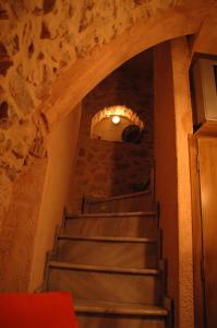 eine Treppe in einem Gebäude mit einem Kronleuchter in der Unterkunft Stoneapartments, Γ ΚΩΣΤΑΛΟΣ ΚΑΙ ΣΙΑ ΟΕ in Avgonyma