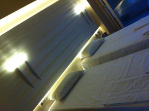 Postel nebo postele na pokoji v ubytování Oneiro Suites