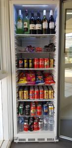einen Kühlschrank mit vielen Getränken und Getränken in der Unterkunft Vineland Motel Mildura in Mildura