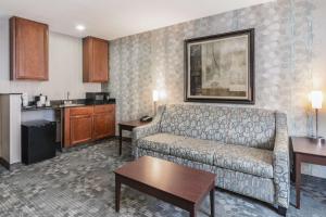 Kuchyň nebo kuchyňský kout v ubytování Best Western Concord Inn and Suites