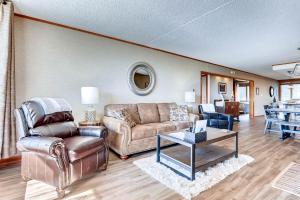 ein Wohnzimmer mit Sofa und Tisch in der Unterkunft Spacious And Modern 2Br Premier- The Pines- Kids Ski Free Condo in Keystone + 22 Fotos