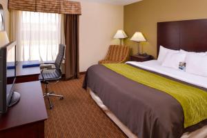 A bed or beds in a room at Comfort Inn and Suites Joplin