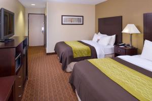 A bed or beds in a room at Comfort Inn and Suites Joplin