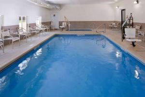 The swimming pool at or close to Comfort Inn and Suites Joplin