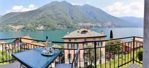 En balkong eller terrasse på Appartamenti La Porta sul Lago