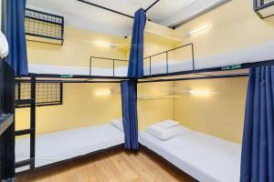 Katil atau katil-katil dalam bilik di Nomad's Hub - Best Value Co-living Hostel