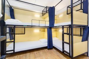 Katil atau katil-katil dalam bilik di Nomad's Hub - Best Value Co-living Hostel