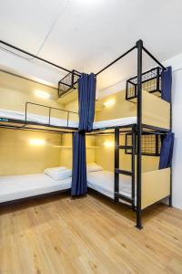 Katil atau katil-katil dalam bilik di Nomad's Hub - Best Value Co-living Hostel