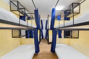 Katil atau katil-katil dalam bilik di Nomad's Hub - Best Value Co-living Hostel