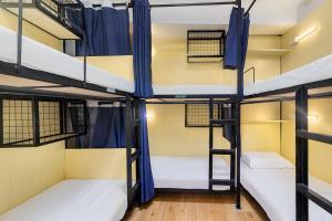 Katil atau katil-katil dalam bilik di Nomad's Hub - Best Value Co-living Hostel