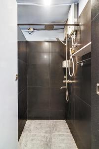 Bilik mandi di Nomad's Hub - Best Value Co-living Hostel