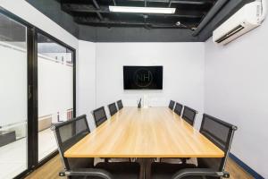 Televisyen dan/atau pusat hiburan di Nomad's Hub - Best Value Co-living Hostel