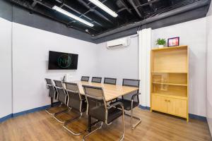 una sala de conferencias con mesa de madera y sillas en Nomad's Hub - Best Value Co-living Hostel, en Cebú