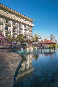 Výhled na řeku, která protéká v blízkosti hotelu