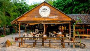 Restaurace v ubytování Adang Sea Divers & Eco Lodge