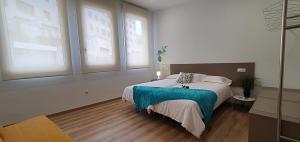 Łóżko lub łóżka w pokoju w obiekcie Apartamentos Antares 2