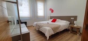 Łóżko lub łóżka w pokoju w obiekcie Apartamentos Antares 2