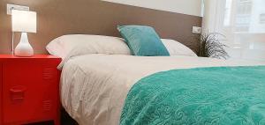 Łóżko lub łóżka w pokoju w obiekcie Apartamentos Antares 2