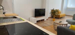 Telewizja i/lub zestaw kina domowego w obiekcie Apartamentos Antares 2