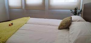 Łóżko lub łóżka w pokoju w obiekcie Apartamentos Antares 2