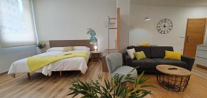 Łóżko lub łóżka w pokoju w obiekcie Apartamentos Antares 2