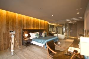 1 dormitorio con 1 cama y 1 cámara en una habitación en Le Coral Resort, en Natai Beach