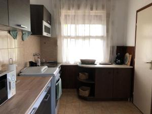 Kuchyňa alebo kuchynka v ubytovaní Veranda Apartman