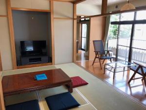 sala de estar con TV y mesa en Kamiamakusa - House / Vacation STAY 44582, en Kami Amakusa