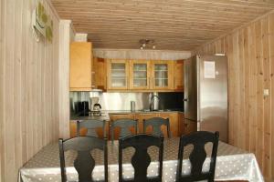 een keuken met een tafel en stoelen in een kamer bij Myrkdalen Resort Øvre Bygardslii apartment in Vossestrand