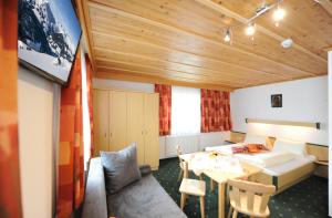 een woonkamer met een tafel en een bank bij Gästehaus Standardhaus in Saalbach Hinterglemm
