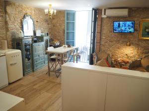 ジローナにあるBravissimo Old Side Girona One, cozy apartmentのカウンターとテーブル付きのキッチンが備わります。