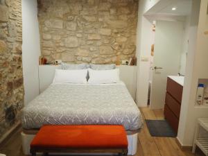 Een bed of bedden in een kamer bij Bravissimo Old Side Girona One, cozy apartment