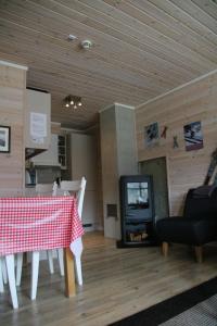 een woonkamer met een tafel en een televisie bij Myrkdalen Resort Øvre Bygardslii apartment in Vossestrand