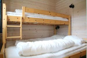 2 stapelbedden in een kamer met witte kussens bij Myrkdalen Resort Øvre Bygardslii apartment in Vossestrand