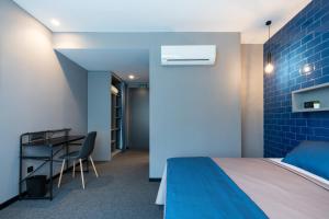 um quarto com uma cama e uma parede azul em Nest Style Valencia em Valência
