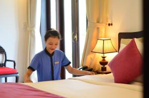 Voodi või voodid majutusasutuse Hoian Central Hotel toas