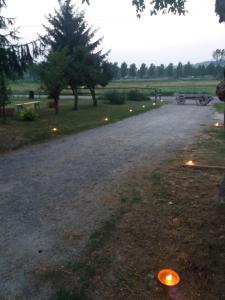 een lege weg met kaarsen op de grond bij Poderi Sartoris in San Marzano Oliveto
