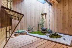 um quarto com um jardim com um relógio na parede em TABITABI STAY MOONLIGHT em Quioto