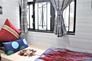 Rúm í herbergi á W's Lounge