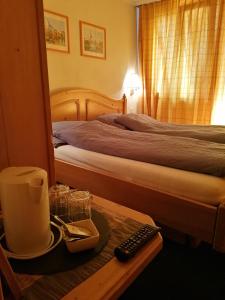 Postel nebo postele na pokoji v ubytování Petit Helvetia Budget Hotel