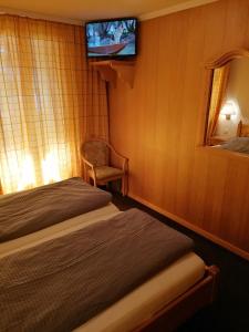 Postel nebo postele na pokoji v ubytování Petit Helvetia Budget Hotel