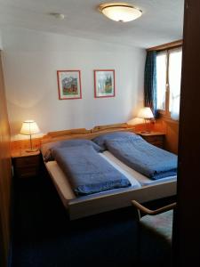 Postel nebo postele na pokoji v ubytování Petit Helvetia Budget Hotel