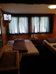 Postel nebo postele na pokoji v ubytování Petit Helvetia Budget Hotel