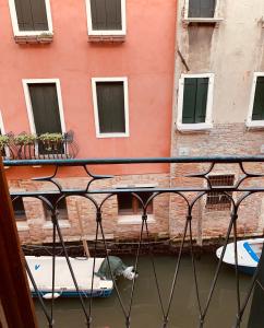 un hombre en el agua delante de un edificio en Stefano's sweet home, en Venecia