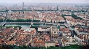 een luchtzicht op een stad met een rivier en gebouwen bij NOCNOC - L'Escapade in Lyon
