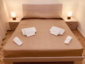 1 cama con 2 almohadas blancas y 2 lámparas en Stefano's sweet home, en Venecia
