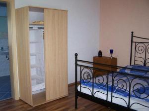 una camera con letto e frigorifero aperto di Ferienwohnung Sandhaas a Ringsheim