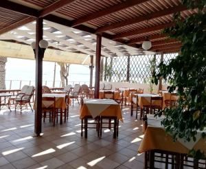 a restaurant with tables and chairs in a room at Hotel Thisvi in Stalís